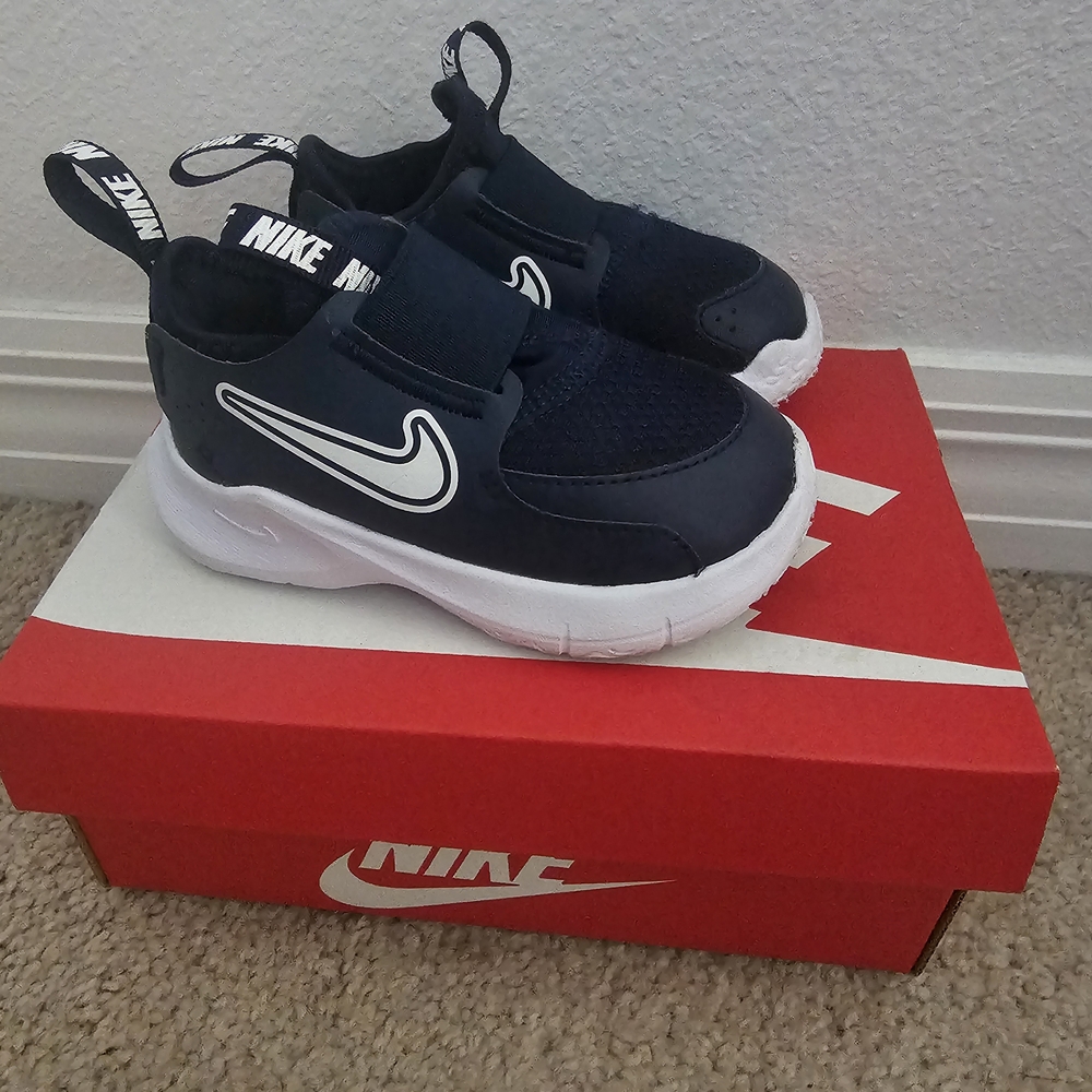 Nike Flex Runner 3
Toddler Shoes
Size: 6C, Like New. Worn Only A Few Times